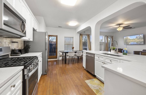 Scofield Farms House | Luxury 5BR, 3BA Austin Retreat ~ Pool~ Parkingn
