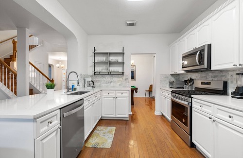 Scofield Farms House | Luxury 5BR, 3BA Austin Retreat ~ Pool~ Parkingn