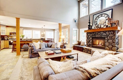 Nicklaus North House | Luxury 5BR Home:Sleeps 10 Comfortably,Hot Tub,Free Parking,Patio+BBQ-5 minutes to Village!