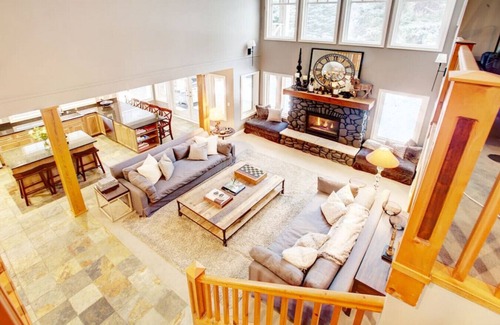 Nicklaus North House | Luxury 5BR Home:Sleeps 10 Comfortably,Hot Tub,Free Parking,Patio+BBQ-5 minutes to Village!