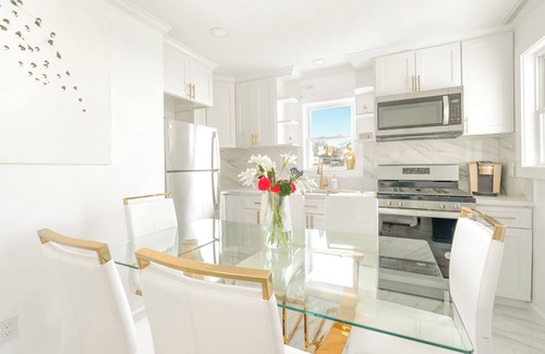 Dunwoodie House | Luxury 5BR Massive Home NYC Free Parking + Office