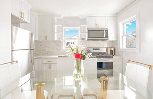 Dunwoodie House | Luxury 5BR Massive Home NYC Free Parking + Office
