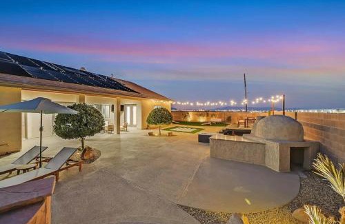 Henderson Villa | Luxury 5BR Villa Pool Hot Tub RV Friendly