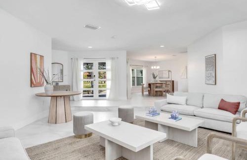 Rainbow Farms House | Luxury 6 000 sqft Oasis- Pool Sleeps 16