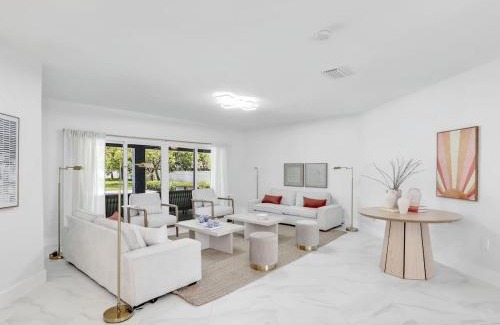 Rainbow Farms House | Luxury 6 000 sqft Oasis- Pool Sleeps 16