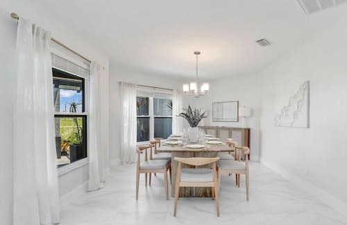Rainbow Farms House | Luxury 6 000 sqft Oasis- Pool Sleeps 16