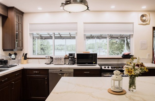 Omemee Cottage | Luxury 6-bedroom waterfront cottage!
