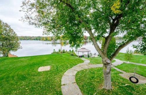 Omemee Cottage | Luxury 6-bedroom waterfront cottage!