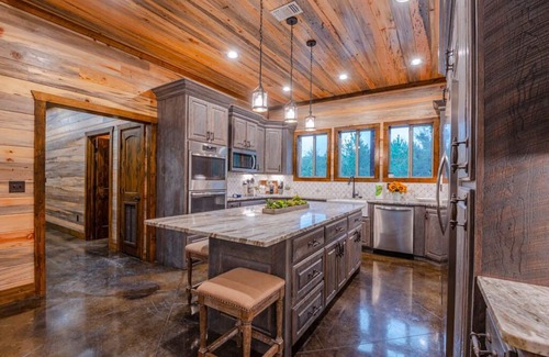 Golden Cabin | Luxury 6+ Bedroom cabin on Year around creek, near Broken Bow Lake.