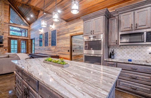 Golden Cabin | Luxury 6+ Bedroom cabin on Year around creek, near Broken Bow Lake.