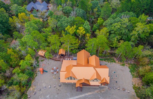 Golden Cabin | Luxury 6+ Bedroom cabin on Year around creek, near Broken Bow Lake.