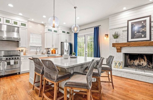 Midtown House | Luxury 6 Br~Sleeps 13~Fire Pit~Dog Friendly