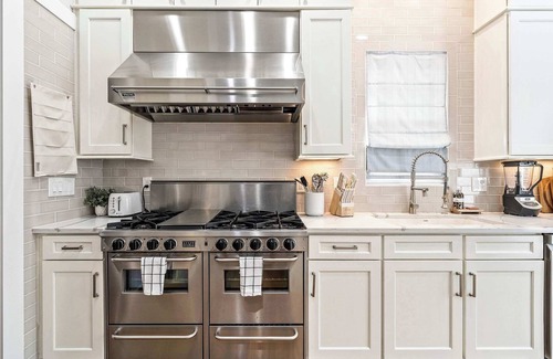 Midtown House | Luxury 6 Br~Sleeps 13~Fire Pit~Dog Friendly