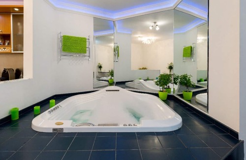 Vizivaros Apartment | Luxury 60m2 private JACUZZI & GARAGE studio right under Buda Castle