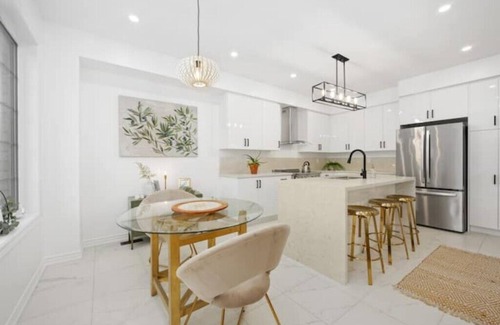 Whitby House | Luxury 6BR House in Whitby