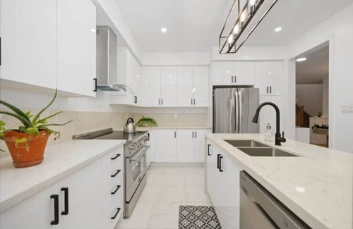 Whitby House | Luxury 6BR House in Whitby