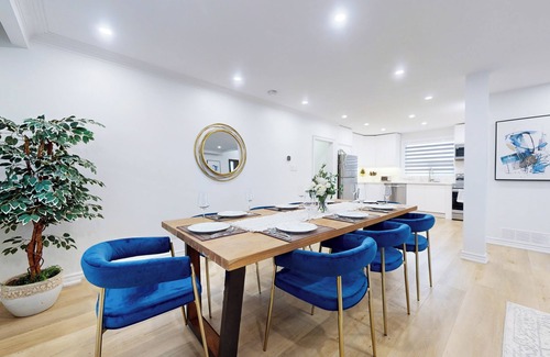 Bathurst Manor House | Luxury 7 Bedroom/3 Bath Home