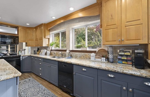 Orem House | Luxury 7000 SQFT, Sleeps 20 - Bball, VBall, 1 acre