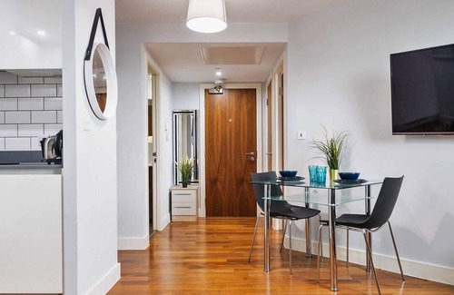 The Westside Apartment | Luxury 9ine Stunning Broad Street Apartment