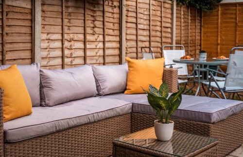 Enfield Lock House | Luxury Affordable Business Stay With Pool Table