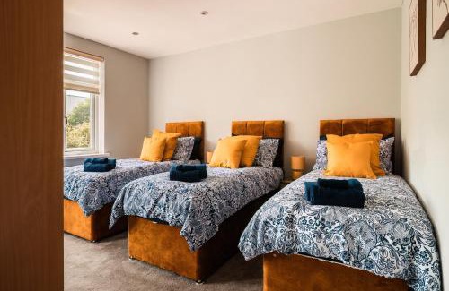 Enfield Lock House | Luxury Affordable Business Stay With Pool Table