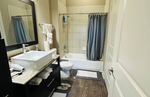 Addison Apartment | Luxury and 1-bedroom apartment with fitness room, WiFi in phenomenal Addison