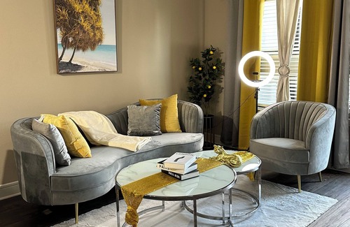 Addison Apartment | Luxury and 1-bedroom apartment with fitness room, WiFi in phenomenal Addison