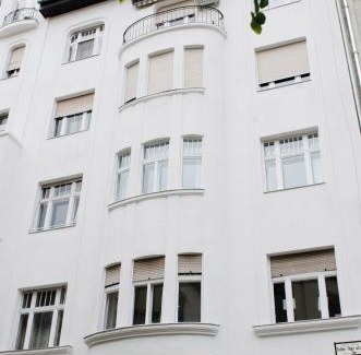 Inner City Budapest Apartment | Luxury Apartment by Hi5 - Best Location 3-br