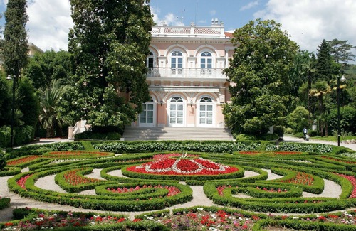 Icici Villa | Luxury Apartment in Opatija for 8 People With Pool and Silk Bedding
