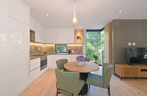 Newlands Apartment | Luxury Apartment in Newlands Cape Town - Streamside tranquility