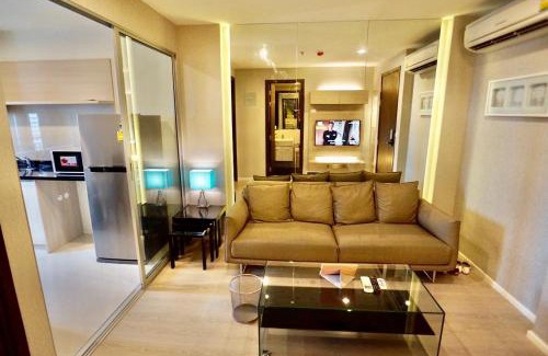 Thung Maha Mek Apartment | Luxury Apartment near Downtown (Pick-up Service)