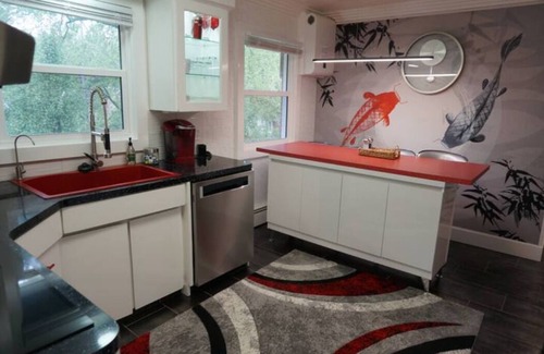 Kalamazoo House | Luxury Apartment with Patio