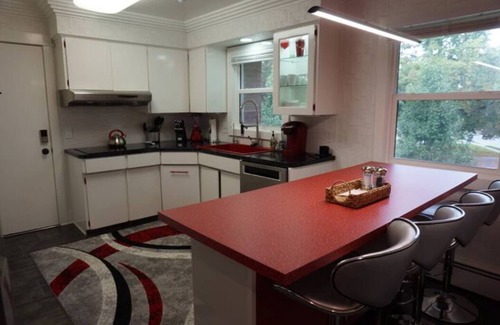 Kalamazoo House | Luxury Apartment with Patio