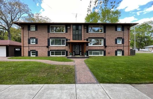 Kalamazoo House | Luxury Apartment with Patio