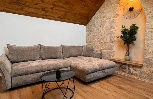 Sinj Apartment | Luxury apartments White house
