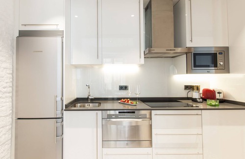 Chueca Apartment | Luxury Aprt. Trendy Chueca, Madrid Center, Walk to Museums, Plazas and Gran Via