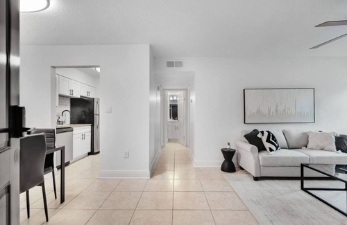 SoHo Apartment | Luxury apt 2 blocks from bayshore with pool /Gym