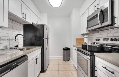 SoHo Apartment | Luxury apt 2 blocks from bayshore with pool /Gym