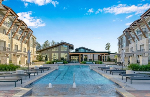Spring Apartment | Luxury Apt, Private Balcony, Community Pool, Fitness Center, Workspace, BBQ Station