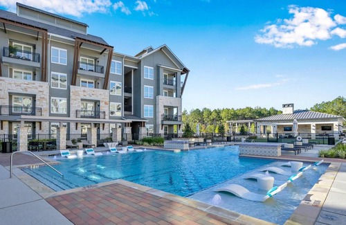 Spring Apartment | Luxury Apt, Private Balcony, Community Pool, Fitness Center, Workspace, BBQ Station