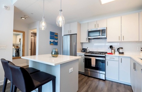 Downtown Apartment | Luxury Apt with Gym Pool