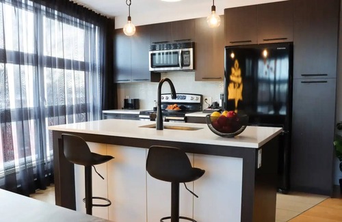 Pointe-Saint-Charles Apartment | Luxury Artist Condo In Pointe-Sainte-Charlesnn