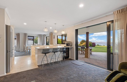 Kawaha Point House | LUXURY AT GEMINI PLACE ON LAKE ROTORUA