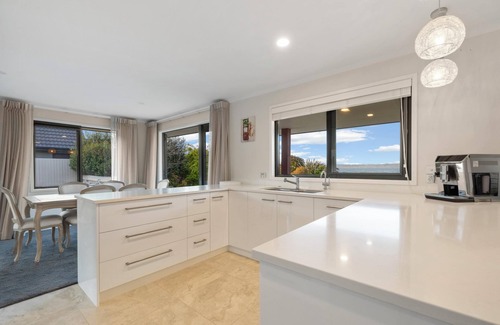 Kawaha Point House | LUXURY AT GEMINI PLACE ON LAKE ROTORUA