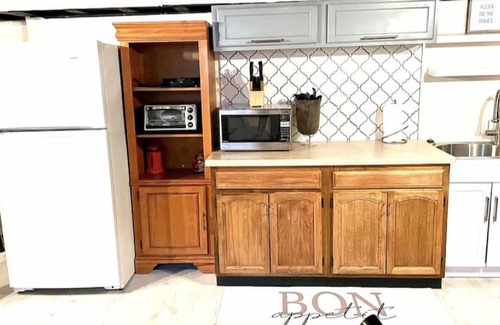 Dellwood House | Luxury Basement Studio Apartment with Private Entrance