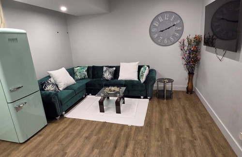 London House | Luxury basement with private entrance near western Uni