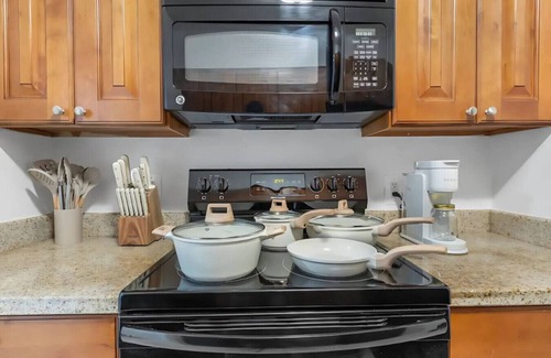 SoHo Apartment | Luxury Bayshore Stay | Pool, Gym & Free Parking