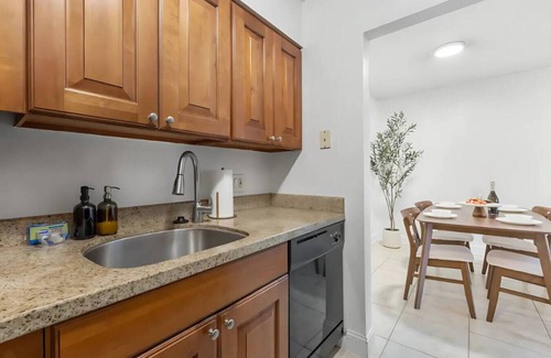 SoHo Apartment | Luxury Bayshore Stay | Pool, Gym & Free Parking