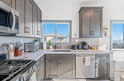 El Porto House | Luxury Beachside Gem + Walk to Beach + Ocean Views