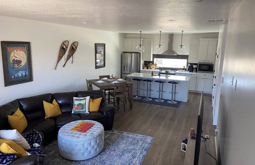 Mountain Green House | Luxury Brand New 3 bed - 3.5 bath Townhome - 12mins to SNOWBASIN!